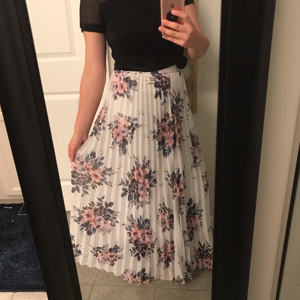 Gorgeous floral flowy maxi skirt